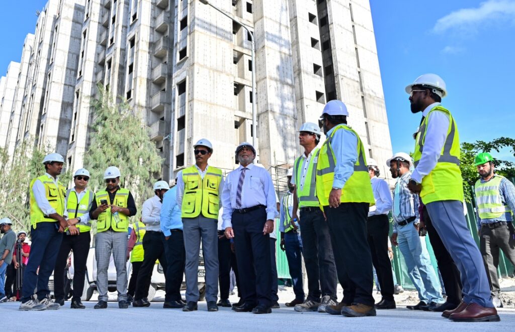 ހައުސިން މިނިސްޓަރު ޑރ. އަލީ ހައިދަރު، ފްލެޓްތައް ބައްލަވާލައްވަނީ.--