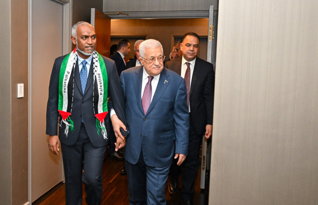 އީސް މުއިއްޒާއި ފަލަސްތީންގެ ރައީސް މަހުމޫދު އައްބާސް