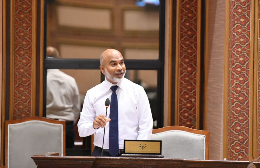 އެޑިޔުކޭޝަން މިނިސްޓަރު ޑރ. އިސްމާއިލް ޝަފީއު މަޖިލީހުގައި ވާހަކަ ދައްކަވަނީ.-- ފޮޓޯ: މަޖިލިސް