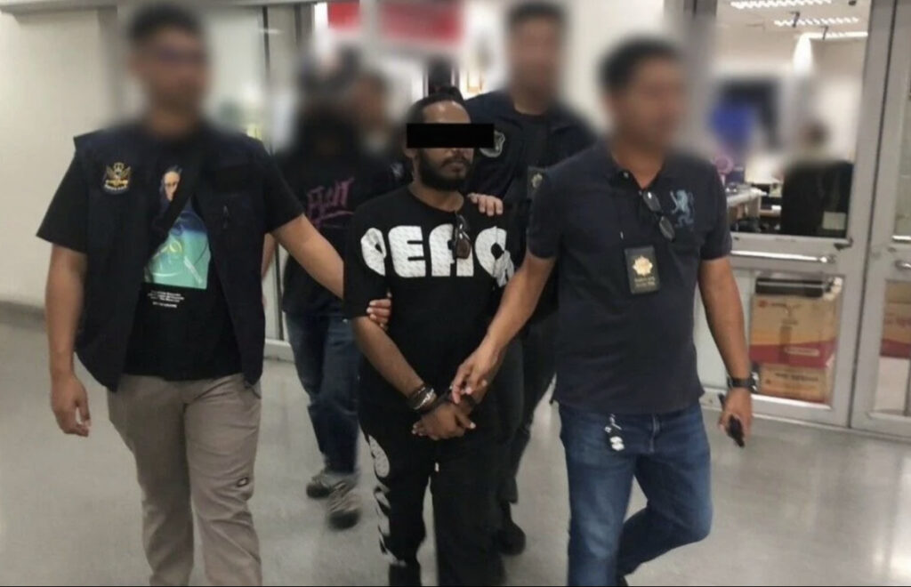 ޑްރަގު ޓްރެފިކިން މައްސަލައިގައި ބެންކޮކުން ދިވެހި ފިރިހެނަކު ހައްޔަރުކޮށް ގެންދަނީ.-- ފޮޓޯ: ޕަޓާޔާ ނޫސް