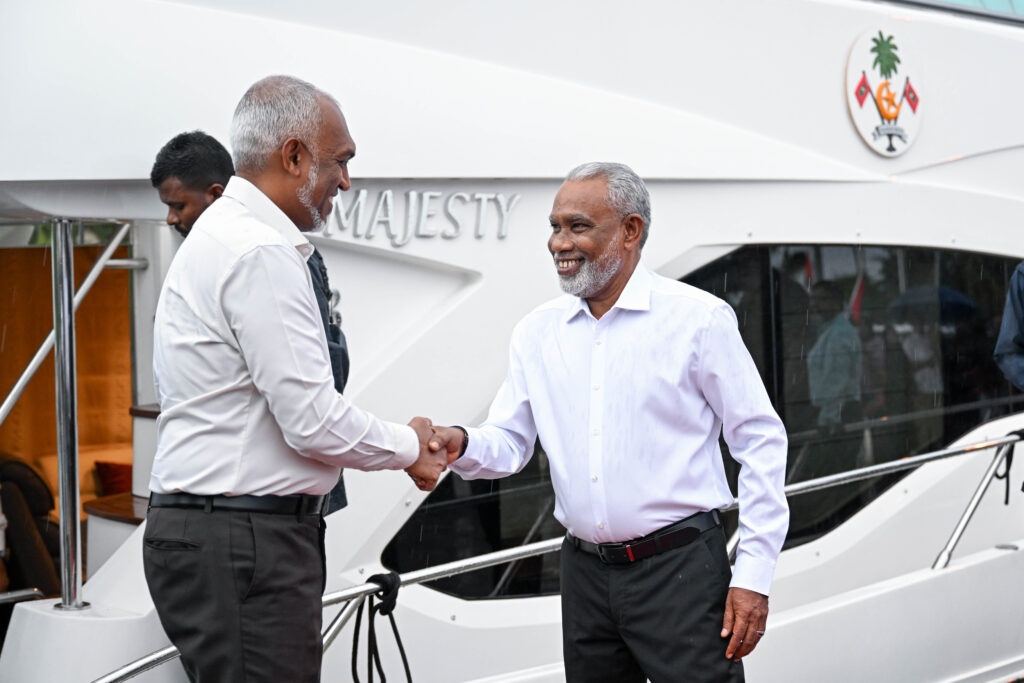 ރައީސް ޑރ. މުހައްމަދު މުއިއްޒު ލ. ފޮނަދުއަށް ވަޑައިގެން، ރައްޔިތުންގެ މަޖިލީހުގެ ރައީސް އަބްދުއްރަހީމް އަބްދުالله އާ ސަލާމްކުރައްވަނީ -- ފޮޓޯ: ރައީސް އޮފީސް