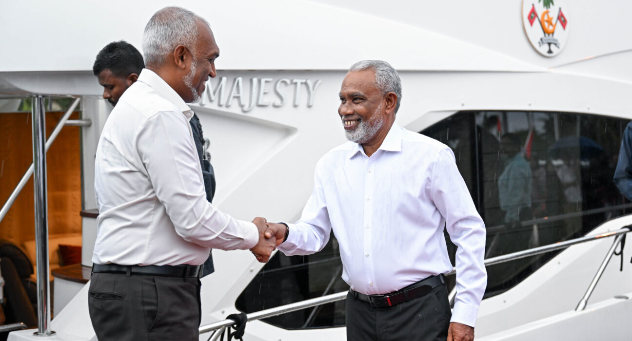 ރައީސް ޑރ. މުހައްމަދު މުއިއްޒު ލ. ފޮނަދުއަށް ވަޑައިގެން، ރައްޔިތުންގެ މަޖިލީހުގެ ރައީސް އަބްދުއްރަހީމް އަބްދުالله އާ ސަލާމްކުރައްވަނީ -- ފޮޓޯ: ރައީސް އޮފީސް