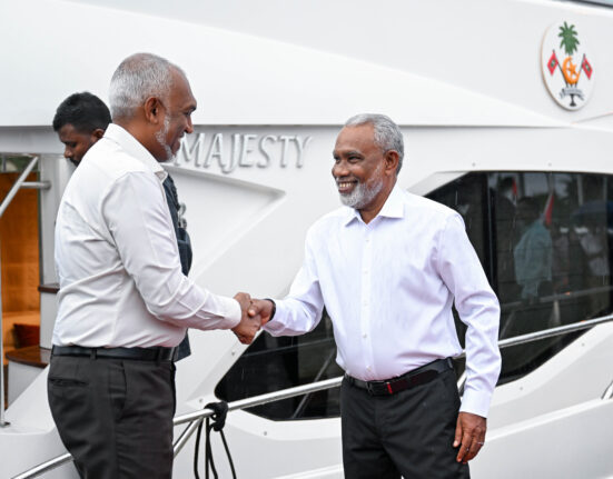 ރައީސް ޑރ. މުހައްމަދު މުއިއްޒު ލ. ފޮނަދުއަށް ވަޑައިގެން، ރައްޔިތުންގެ މަޖިލީހުގެ ރައީސް އަބްދުއްރަހީމް އަބްދުالله އާ ސަލާމްކުރައްވަނީ -- ފޮޓޯ: ރައީސް އޮފީސް