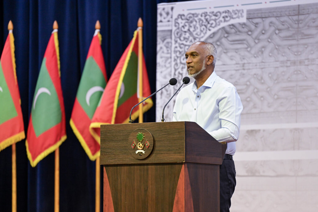 ލ. ފޮނަދޫގައި ބޭއްވި ޖަލްސާގައި ރައީސް ޑރ. މުހައްމަދު މުއިއްޒު ވާހަކަފުޅުދައްކަވަނީ -- ފޮޓޯ: ރައީސް އޮފީސް