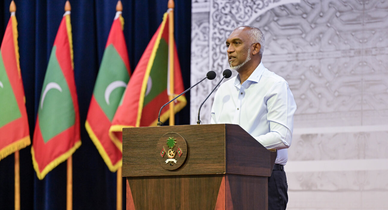 ލ. ފޮނަދޫގައި ބޭއްވި ޖަލްސާގައި ރައީސް ޑރ. މުހައްމަދު މުއިއްޒު ވާހަކަފުޅުދައްކަވަނީ -- ފޮޓޯ: ރައީސް އޮފީސް