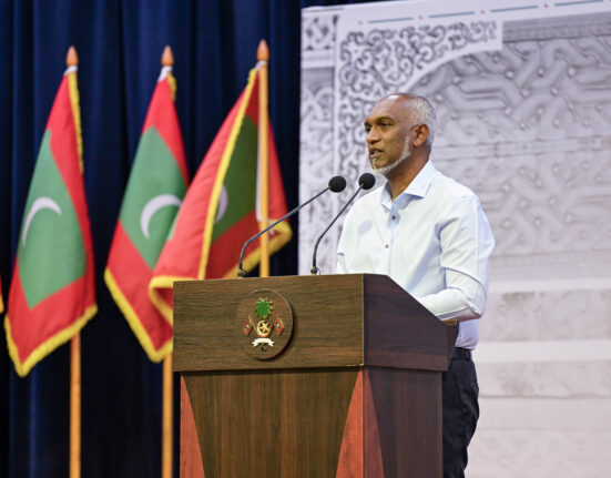 ލ. ފޮނަދޫގައި ބޭއްވި ޖަލްސާގައި ރައީސް ޑރ. މުހައްމަދު މުއިއްޒު ވާހަކަފުޅުދައްކަވަނީ -- ފޮޓޯ: ރައީސް އޮފީސް