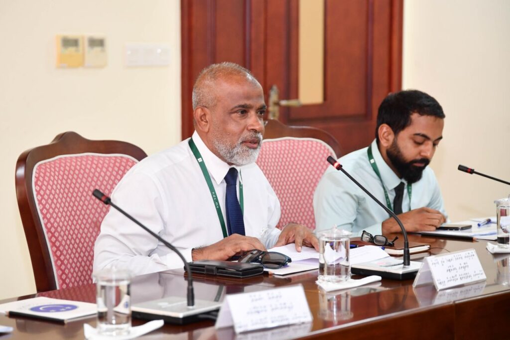 އެޗްޑީސީގެ މެނޭޖިން ޑިރެކްޓަރު އަލީ ޒުހައިރު ކޮމިޓީ ބައްދަލުވުމުގައި -- ފޮޓޯ: މަޖިލިސް އިދާރާ