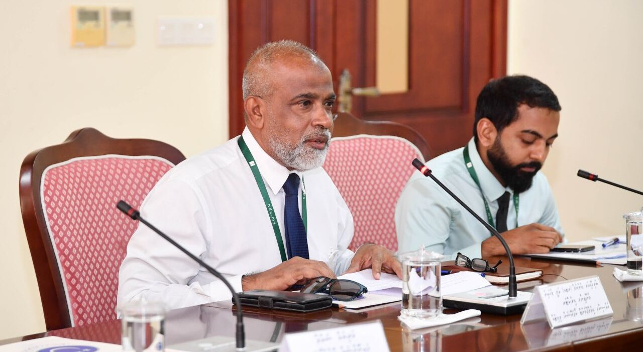 އެޗްޑީސީގެ މެނޭޖިން ޑިރެކްޓަރު އަލީ ޒުހައިރު ކޮމިޓީ ބައްދަލުވުމުގައި -- ފޮޓޯ: މަޖިލިސް އިދާރާ